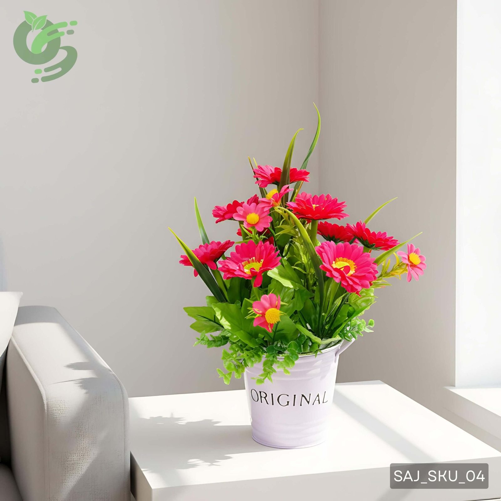 সাদা বালতি টবসহ উজ্জ্বল গোলাপি কৃত্রিম জারবেরা ফুল গাছ