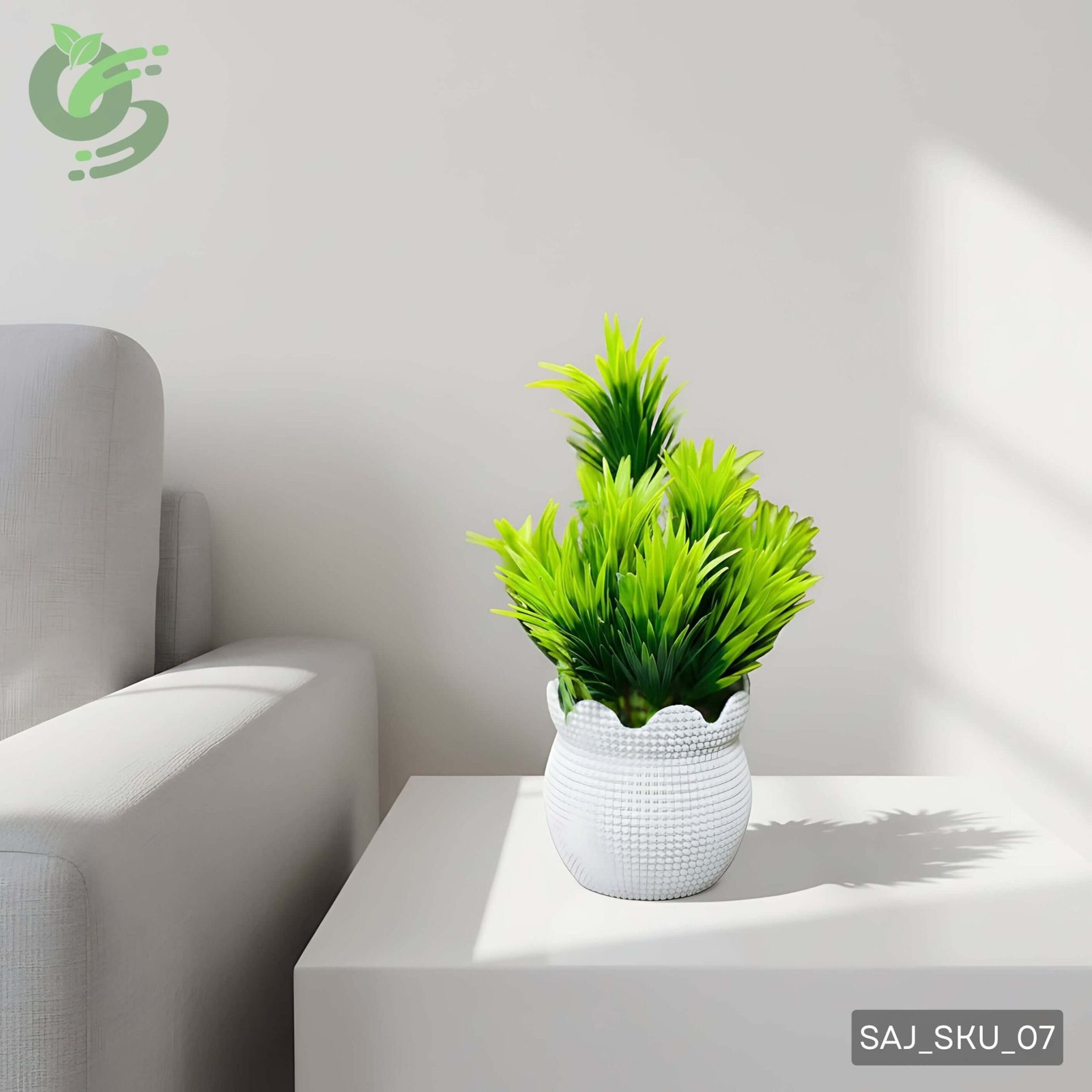 সাদা টবসহ ঘন সবুজ কৃত্রিম ঘাস গাছ